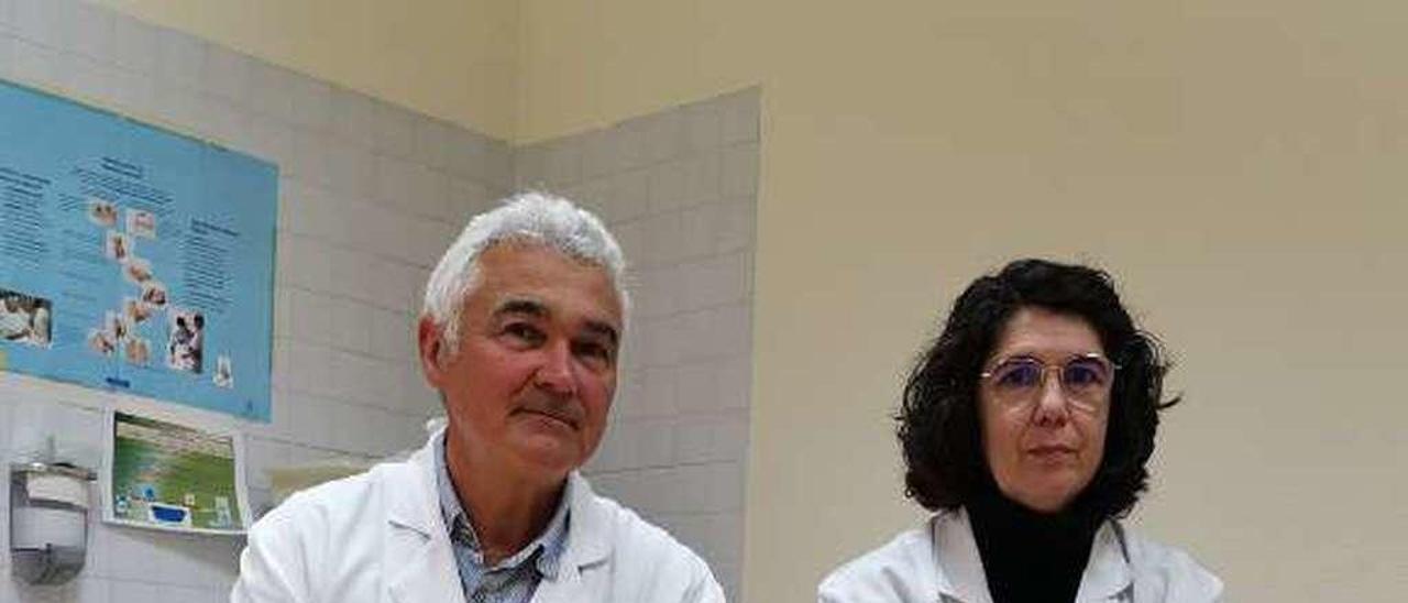 Alfredo González y Victoria García, en el centro de salud de Cangas de Onís, ayer.