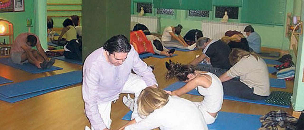 Yoga terapéutico, nueva actividad en el centro - Centro de