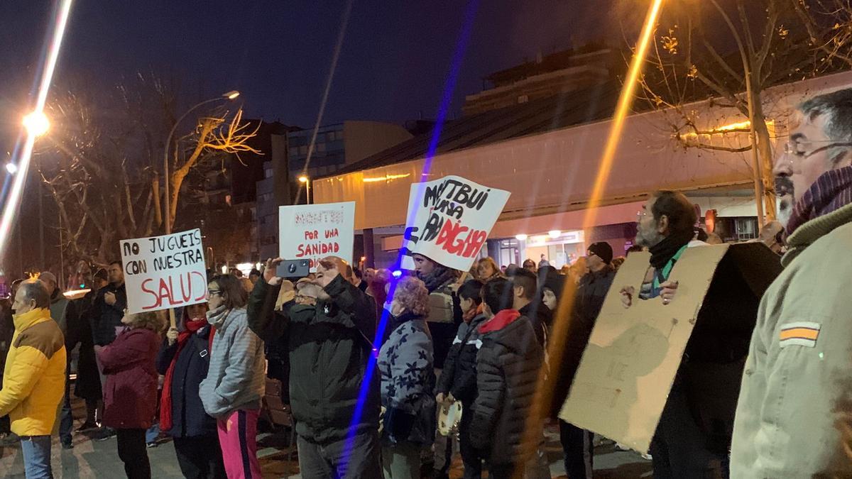 La concentració després de la manifestació davant del CAP urbà d'Igualada