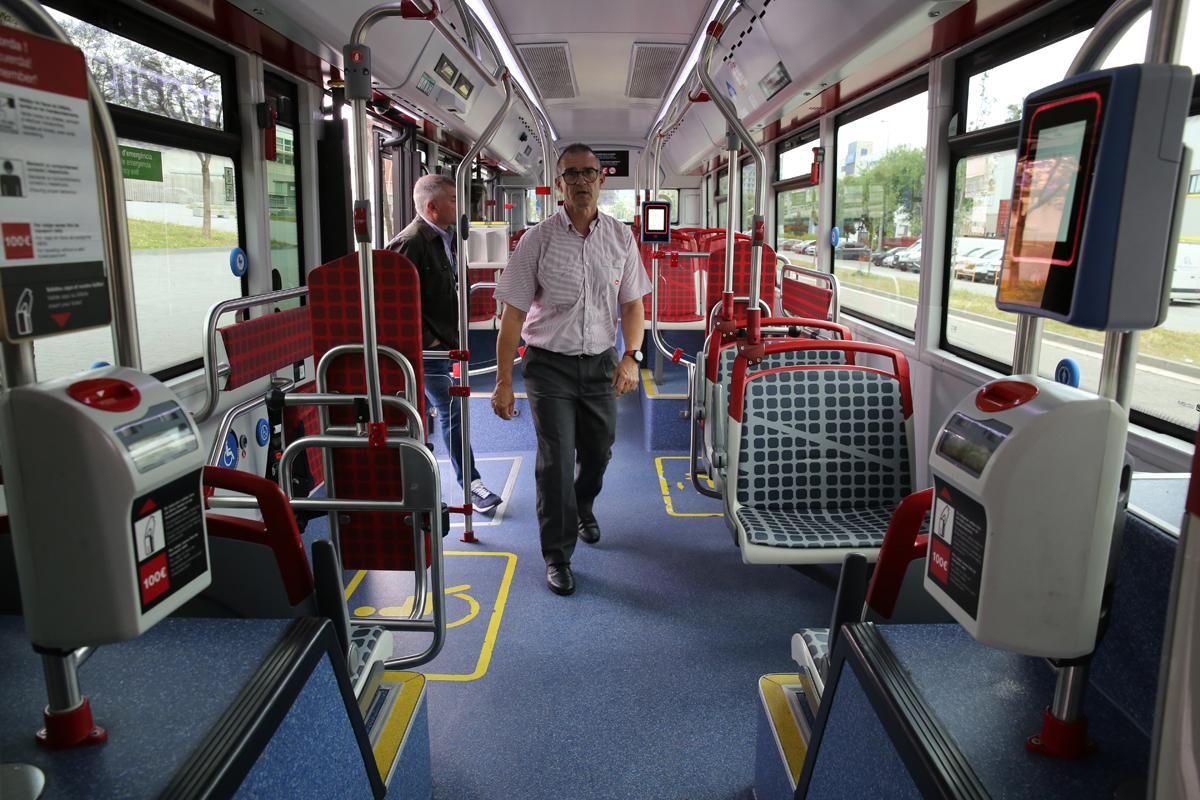 Presentación del bus X3, que conecta Barcelona y LHospitalet de forma más directa
