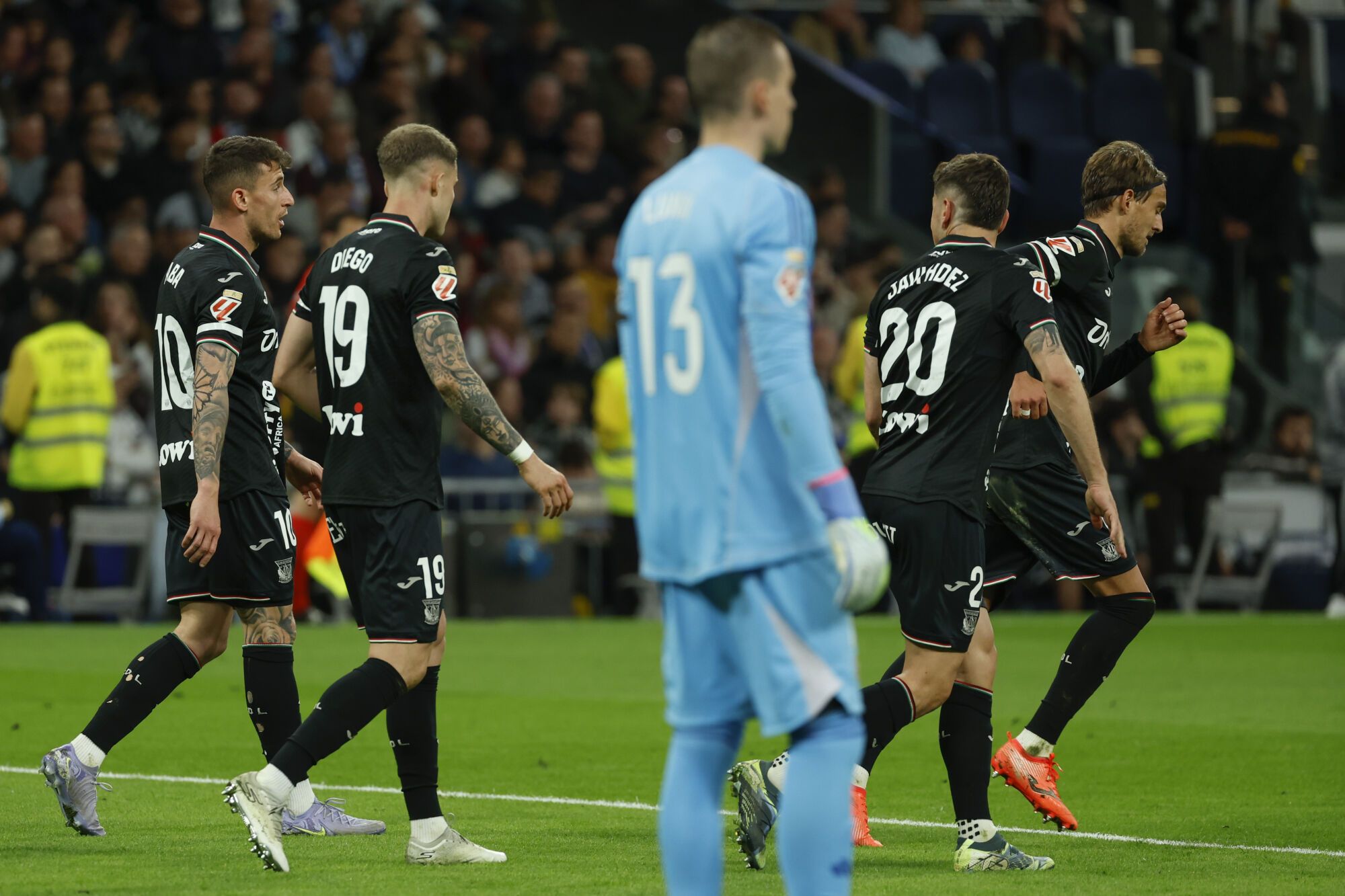 MADRID, 29/03/2025.- Los jugadores del Leganés celebran el gol del centrocampista Daniel Rabaseda (i), durante el partido de la jornada 29 de LaLiga que Real Madrid y CD Leganés disputan este sábado en el estadio Santiago Bernabéu. EFE/Mariscal