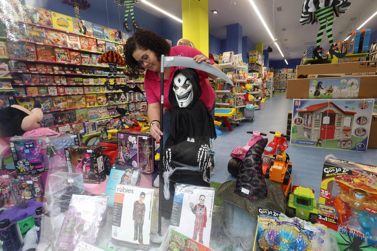 Bianca prepara el escaparate de la juguetería Din&Don.