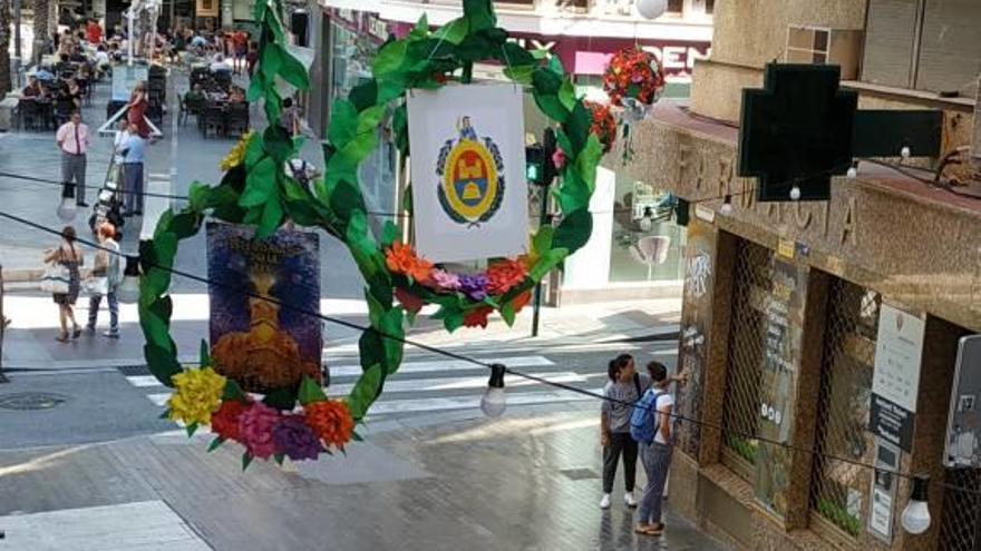 La decoración en varias calles del centro continúa una semana después de fiestas