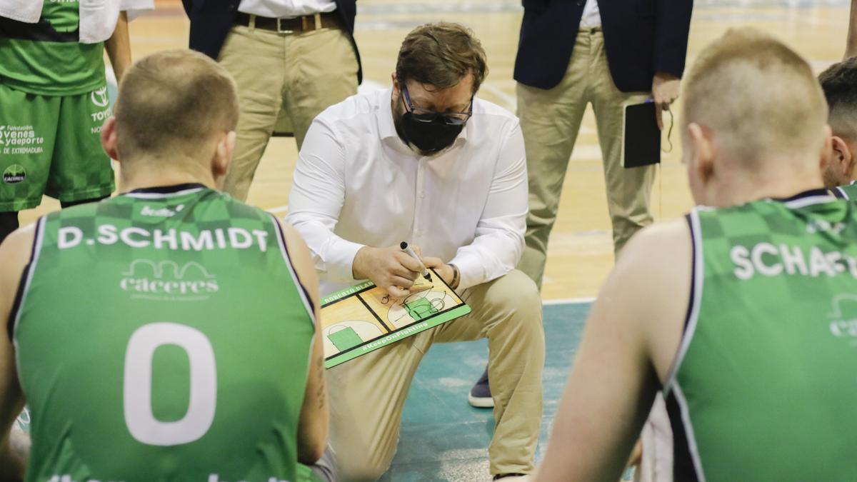 Roberto Blanco, dando instrucciones a sus jugadores en el partido ante el Lleida.