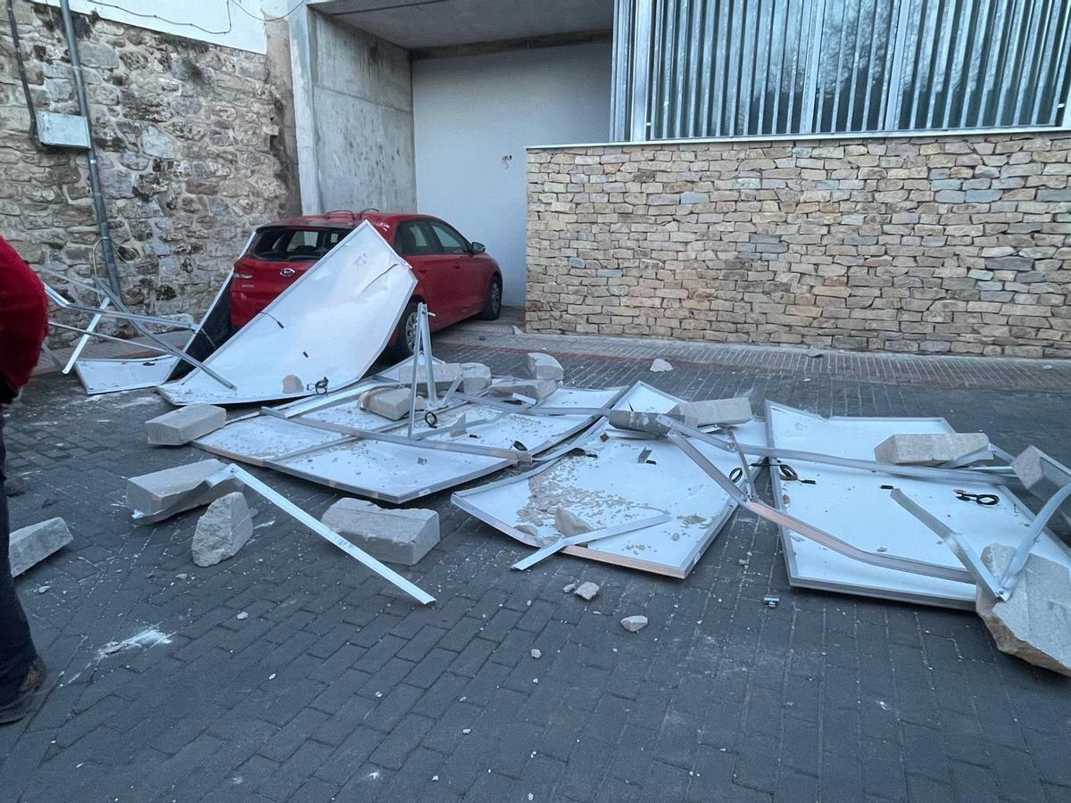 Placas caídas del colegio de Bejís.