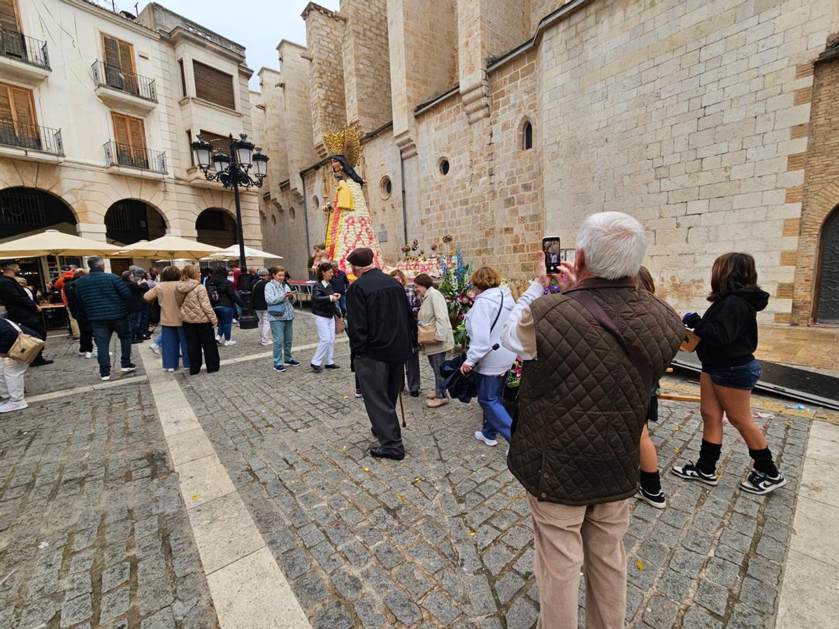 Vecinos y visitantes se acercan a disfrutar del manto de la Virgen.