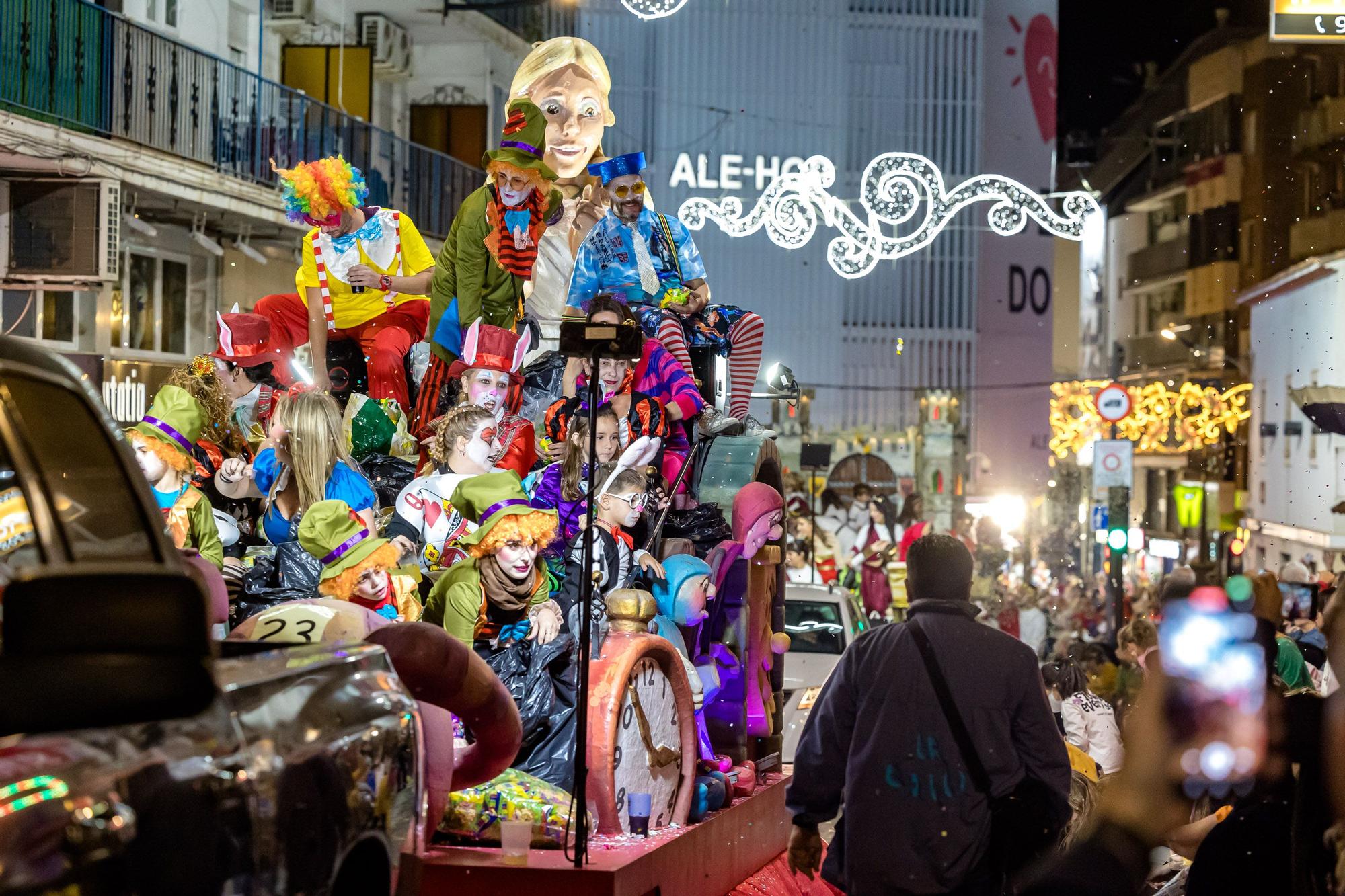 Desfile de carrozas y castillo de fuegos para despedir las Fiestas de Benidorm