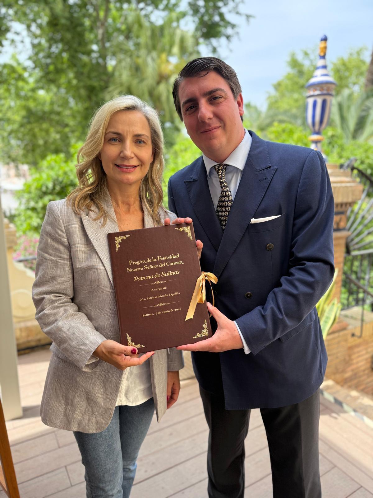 Patricia Abruña junto a Lucas Oraá, Hermano Mayor de la Cofradía del Carmen de Salinas.