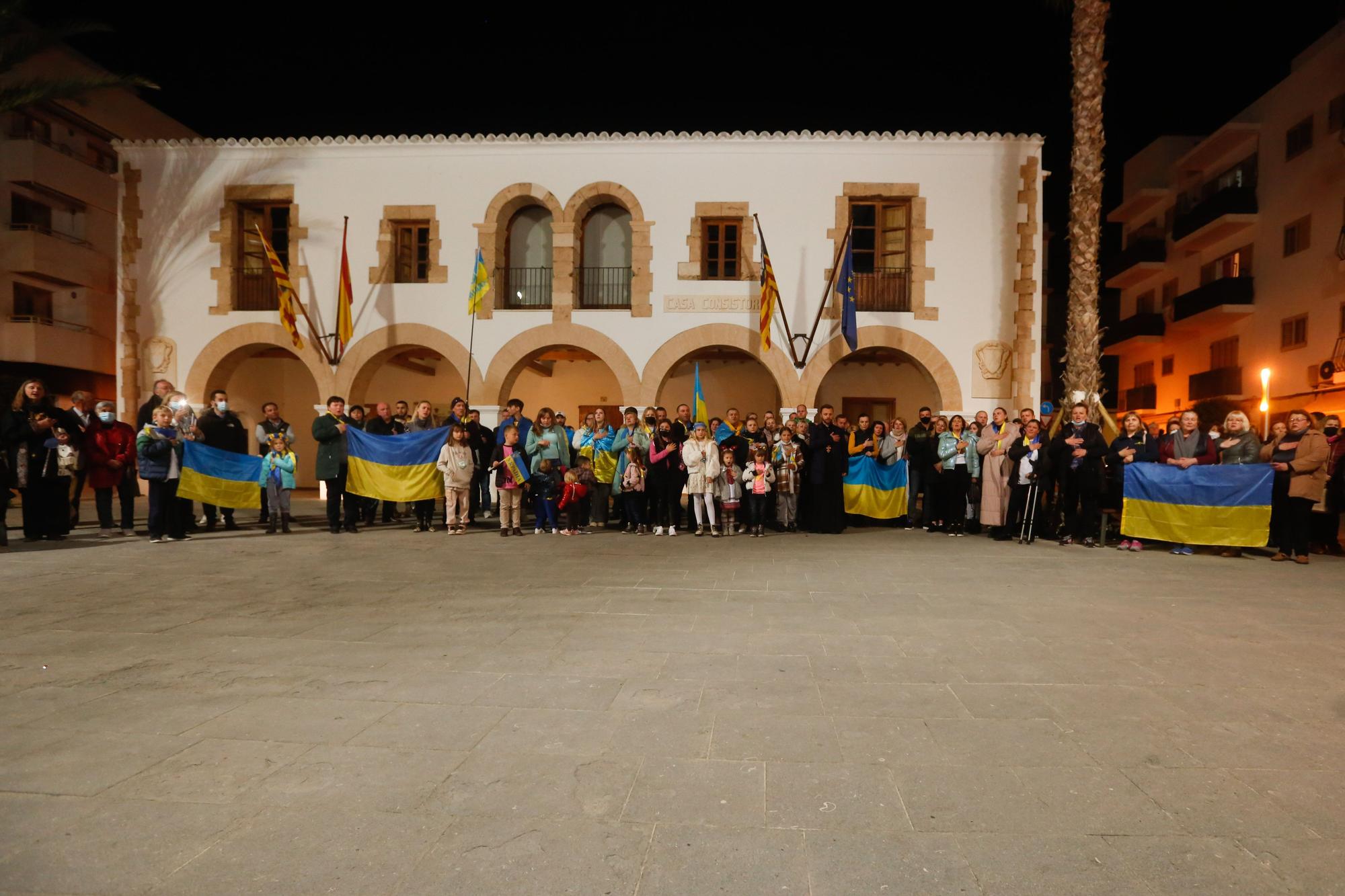 Galería de imágenes: los ucranianos de Ibiza rezan y se concentran por la paz