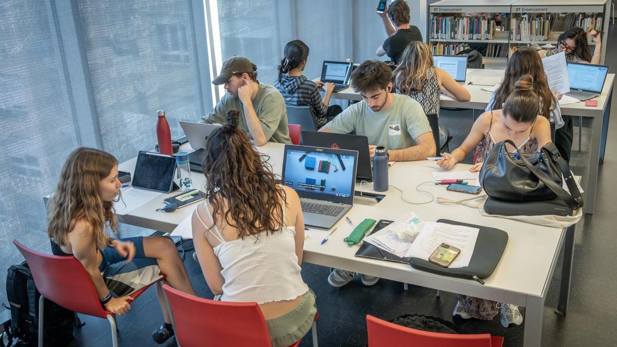 Estudiantes de segundo de Bachillerato preparando la selectividad, este lunes.