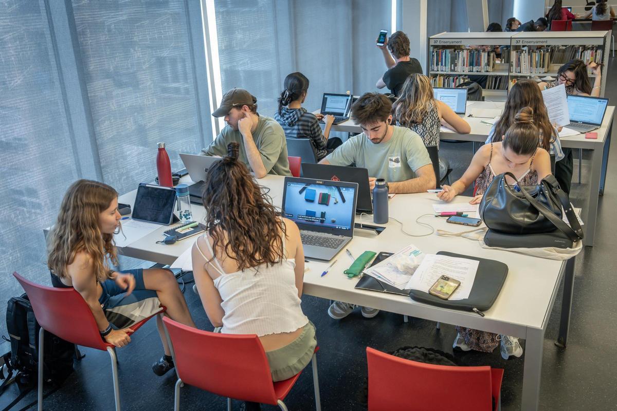 Estudiantes de segundo de Bachillerato preparando la selectividad, este lunes. Estudiantes de segundo de Bachillerato preparando la selectividad, este lunes.