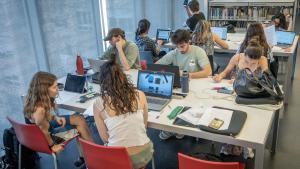 Estudiantes de segundo de Bachillerato preparando la selectividad, este lunes.