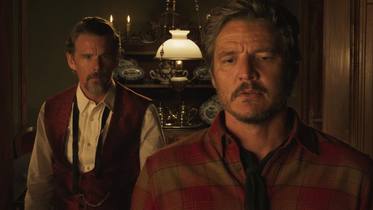 Pedro Pascal y Ethan Hawke, en ‘Extraña forma de vida’.