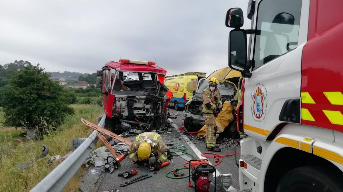 Así de destrozados quedaron los vehículos del accidente mortal de O Salnés: "Las causas se están investigando"