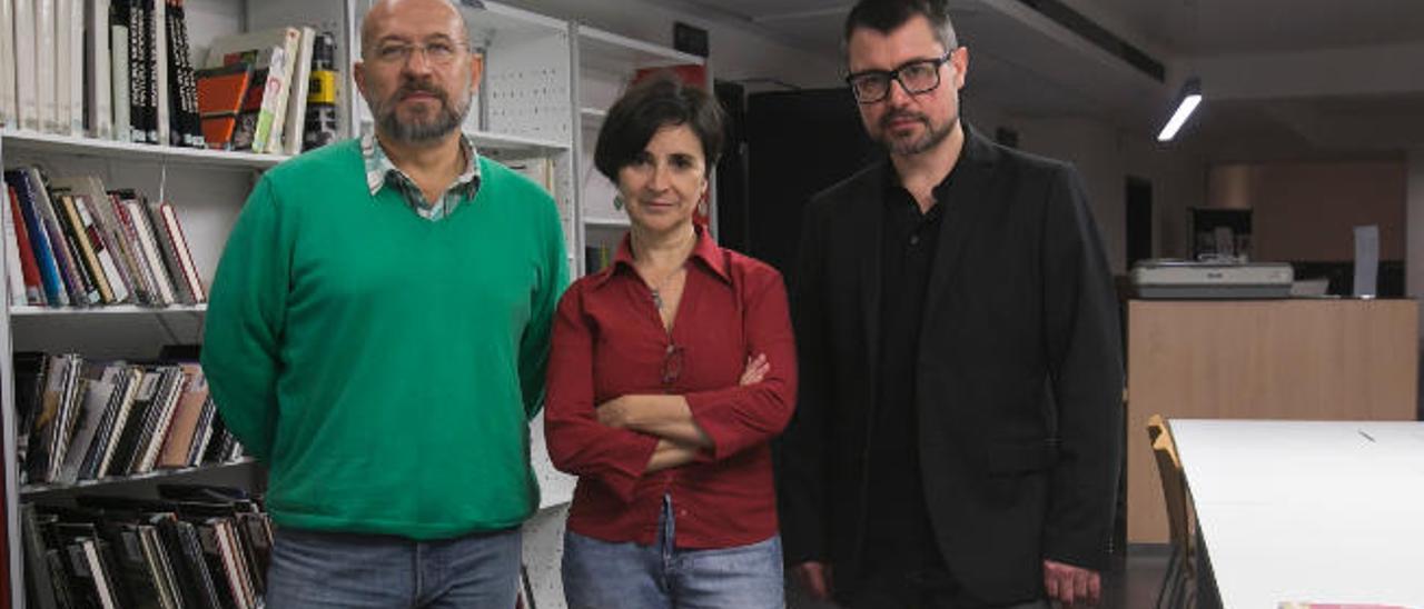 De izquierda a derecha, Juanjo Moreno, Ana G. Lartitegui y Pablo Amargo, ayer, en la Biblioteca Insular del Cabildo de Gran Canaria.