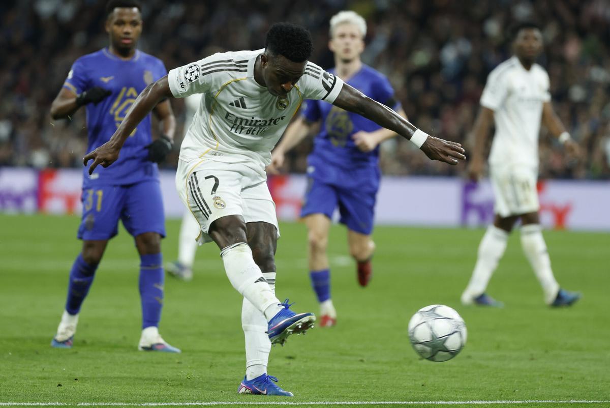 Vinicius remata ante la atenta mirada de Ansu