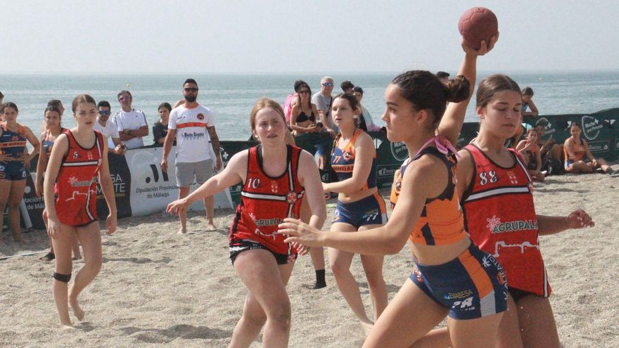 Fuengirola disfruta del balonmano playa