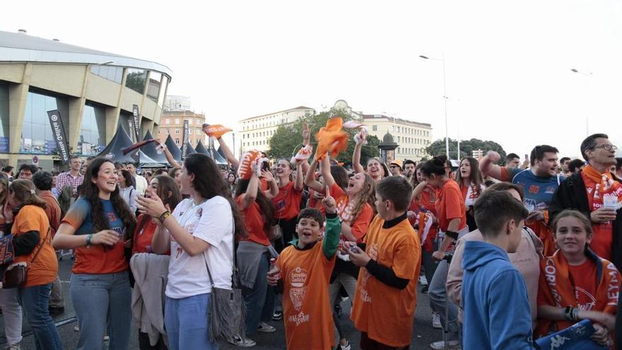 Afición del Leyma Basquet Coruña anima desde Riazor