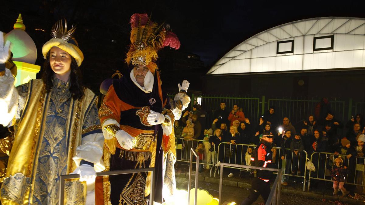 La Cabalgata de Reyes y la llegada a la plaza Mayor de Gijón, en imágenes