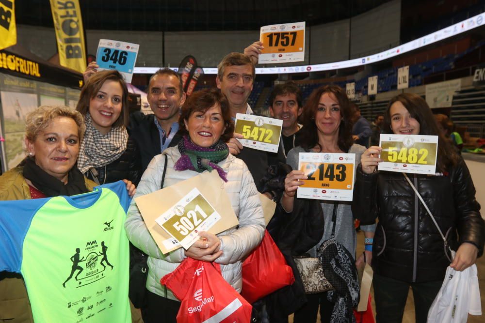 Los participantes de la Maratón recogen sus dorsales para la carrera del domingo