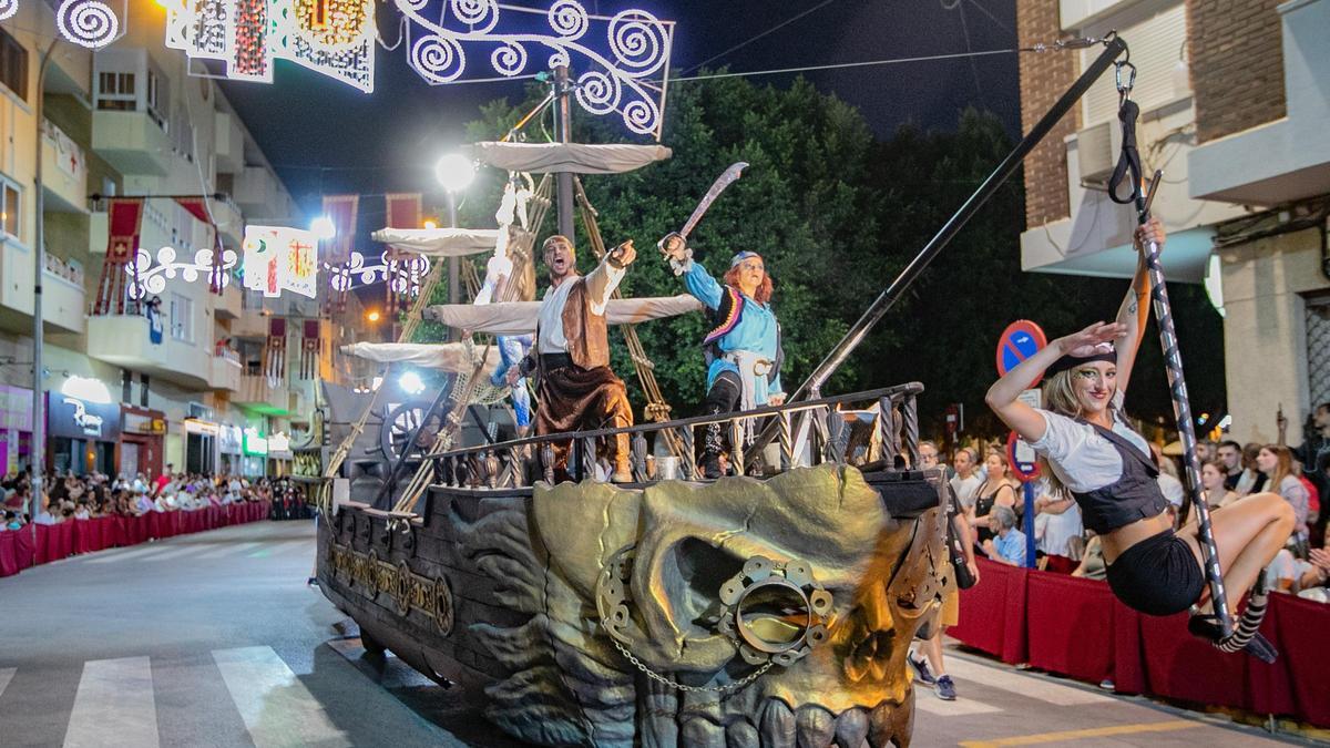 Desfile de la Embajada de Piratas Bucaneros en las fiestas de 2022