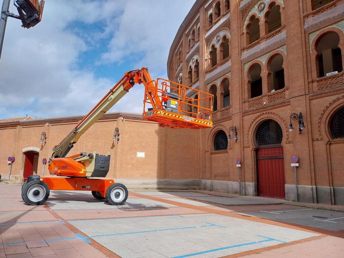 Grúa en la plaza de toros de Las Ventas.