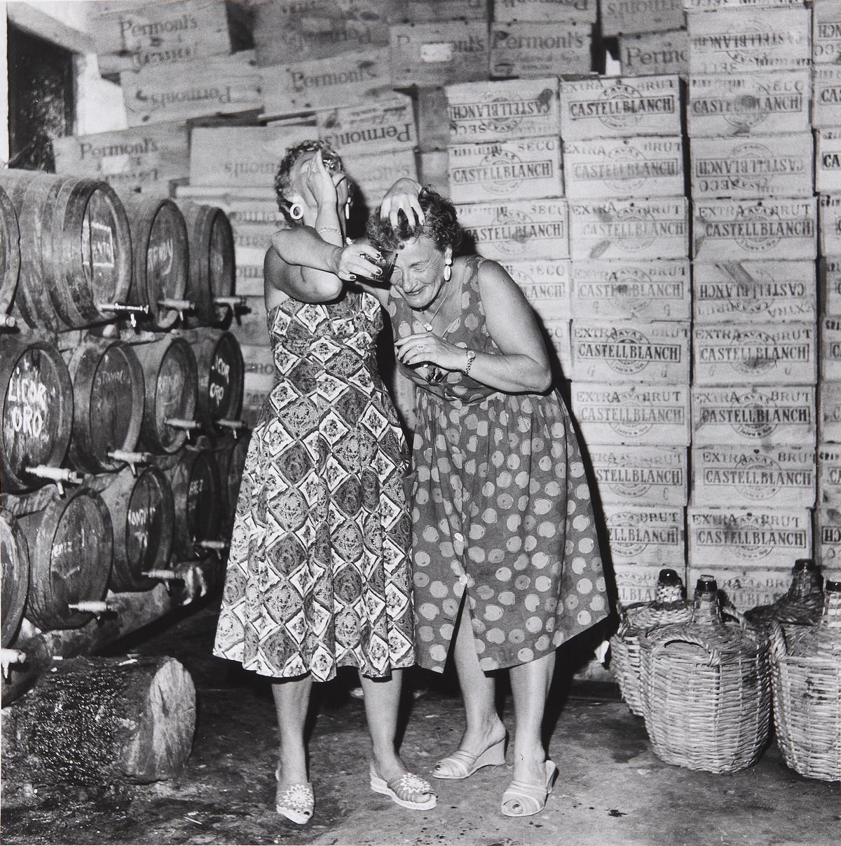 Oriol Maspons, 'Turistas inglesas en la Costa Brava (Calella)', 1959.