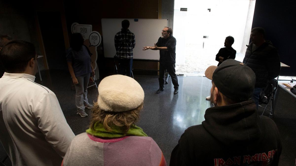 El director teatral, dirigiéndose a los asistentes.