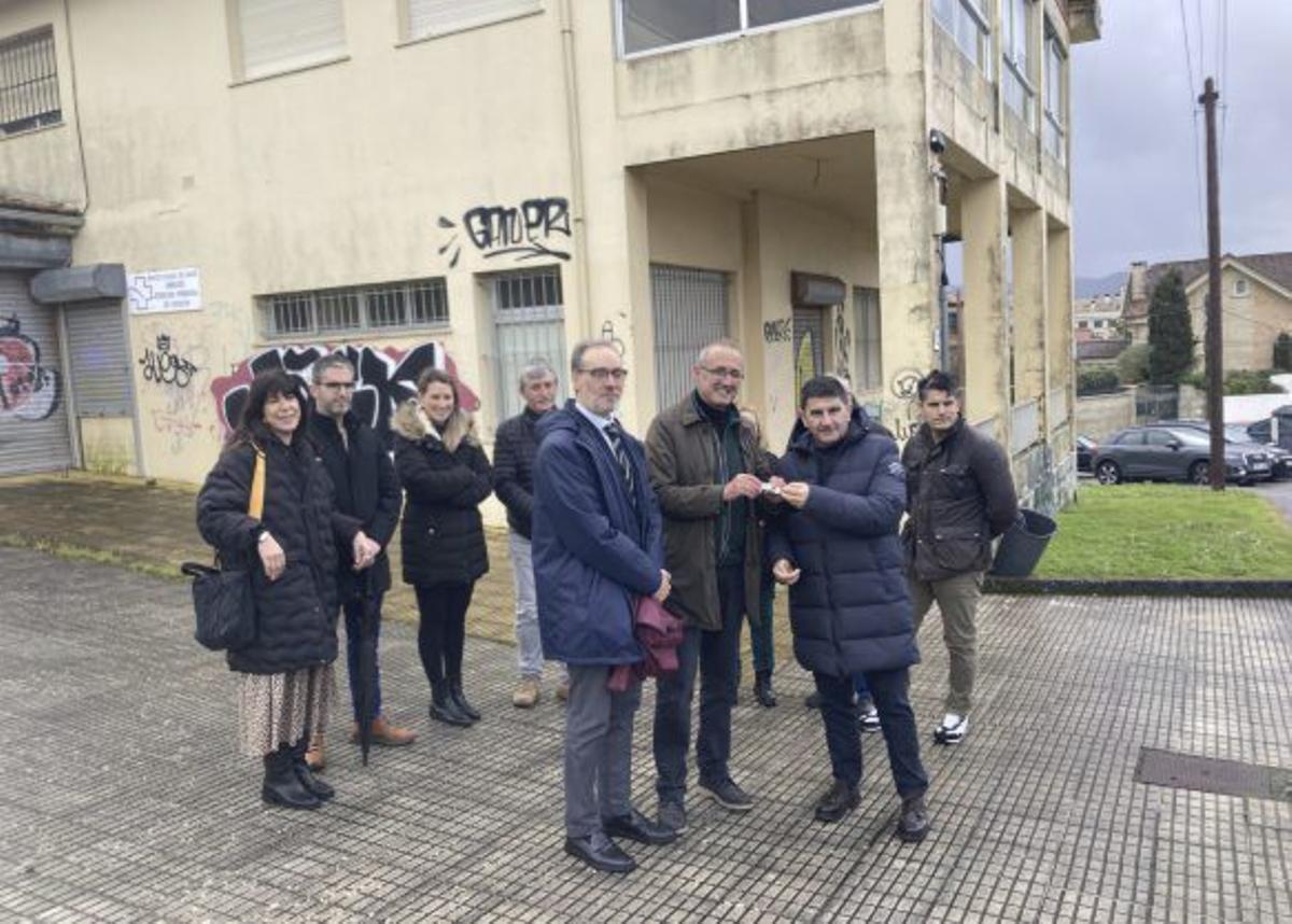 El delegado del Gobierno entrega las llaves al alcalde.