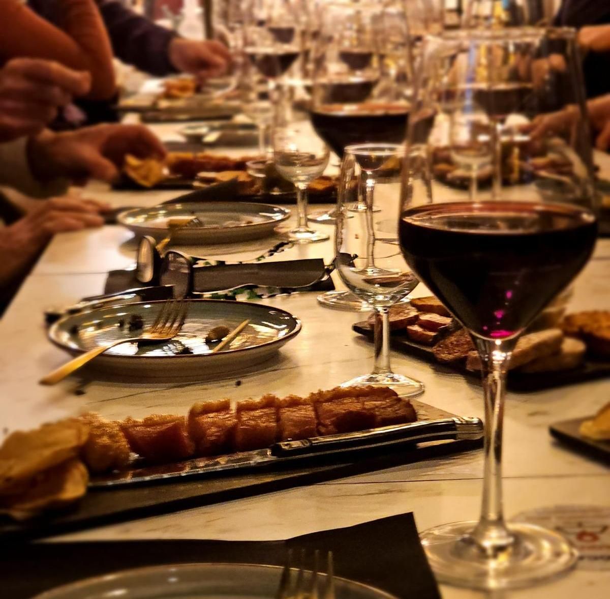 El concepto de «tapeo gourmet» y la riqueza de los vinos de Alicante se trasladan a eventos en abierto.