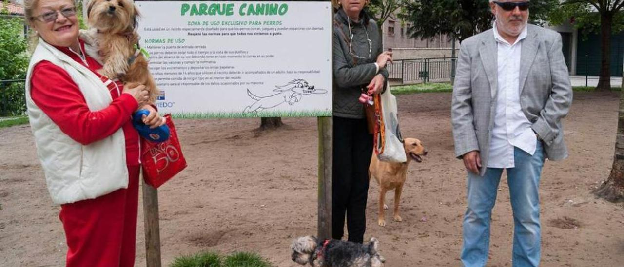 Por la izquierda, Belén Álvarez, Carmen Argüelles y Miguel Plans, ayer, en el parque para perros de la plaza Ana García, junto a Foncalada.