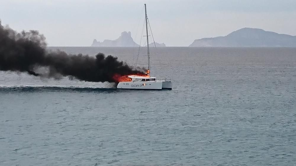 Incendio de un catamarán en Formentera