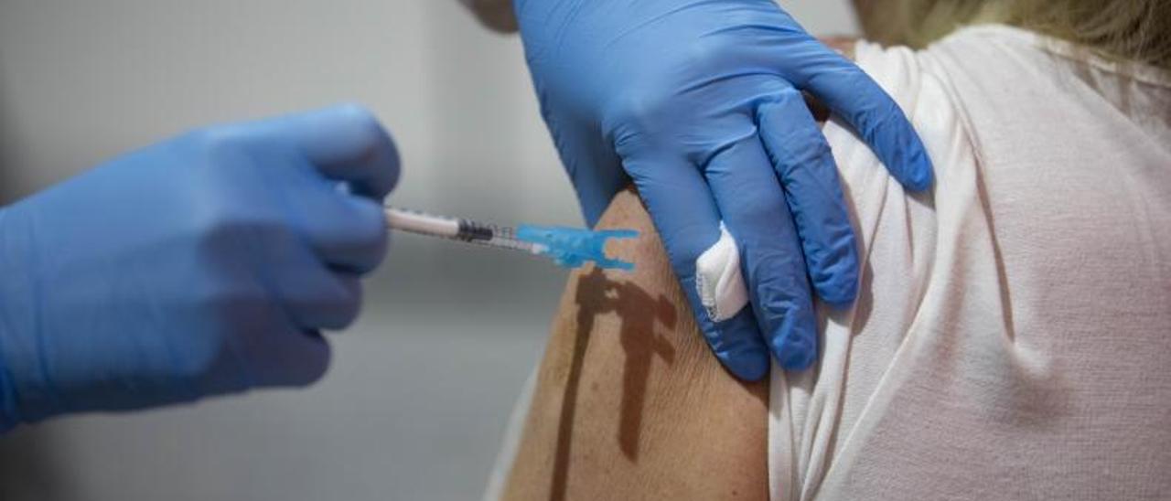 Inoculación de la vacuna contra la Covid-19 en el recinto habilitado en Alzira. | PERALES IBORRA