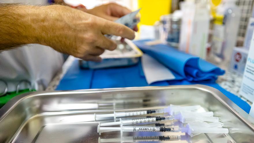 El Colegio de Médicos reclama que se indemnice a los facultativos de la privada por vacunarles tarde
