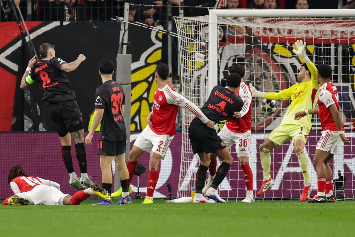 Robert Andrich, del Bayer Leverkusen, marca de córner ante el Arsenal