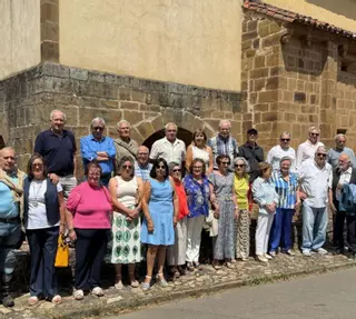Los exalumnos de San Pedro de Teverga, de vuelta emotiva al aula