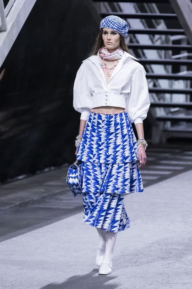 Look de falda estampada de la colección Crucero de Chanel 2018