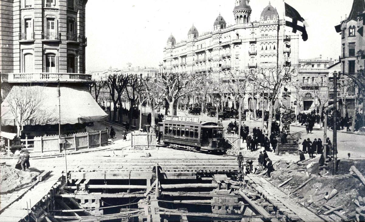 Obras de construcción en 1922 del gran puente en plaza Catalunya para salvar el cruce de las dos primeras líneas del metro de Barcelona
