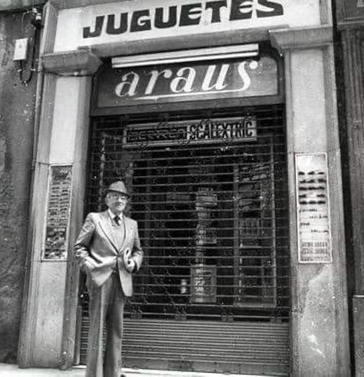 El pare de Jordi Araus, Manel Araus, davant de la botiga del carrer de l'Argenteria.