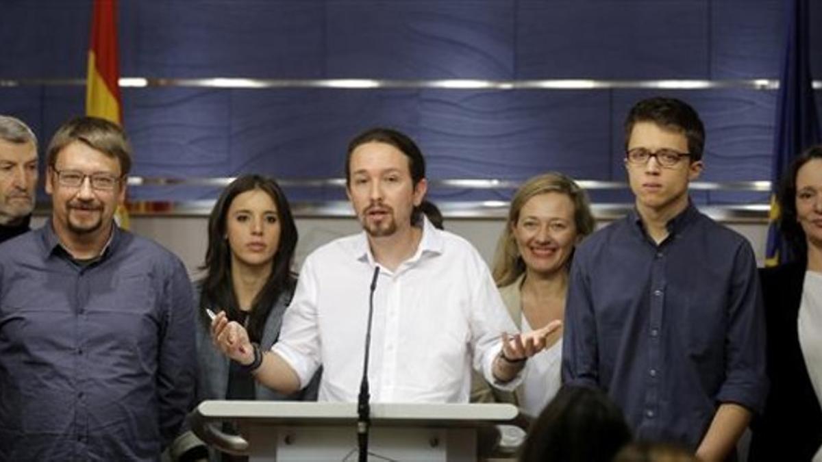 Pablo Iglesias comparece ayer en el Congreso con otros dirigentes de Podemos tras ver al Rey para proponer una coalición de gobierno de izquierdas presidida por Sánchez.
