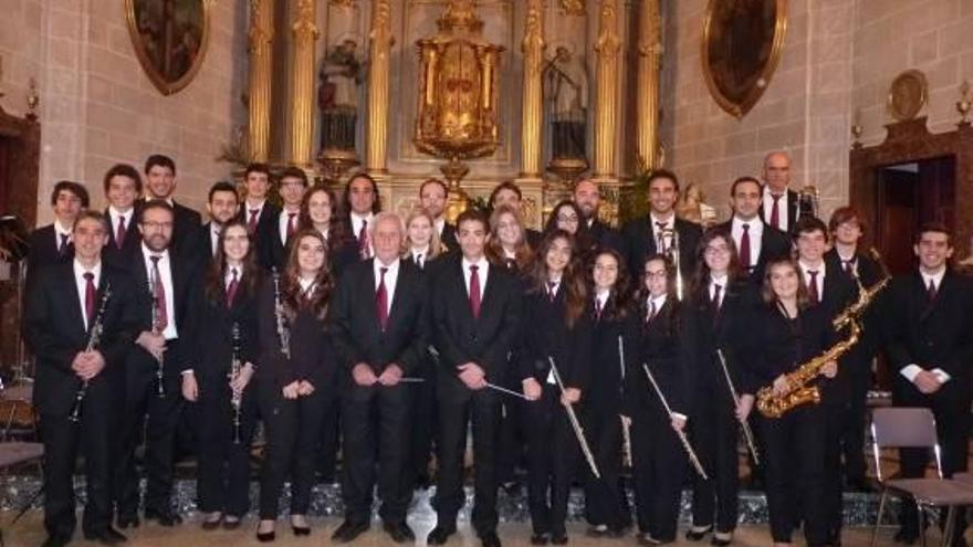 Pere Miralles junto a los componentes de la banda &#039;montuïrera&#039;.