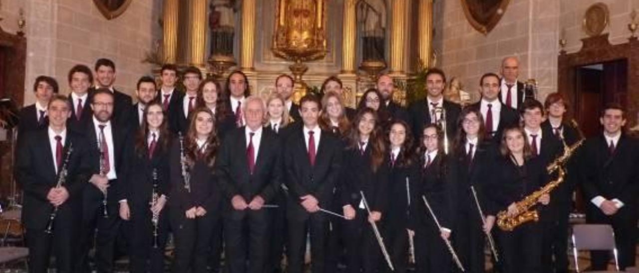 Pere Miralles junto a los componentes de la banda &#039;montuïrera&#039;.