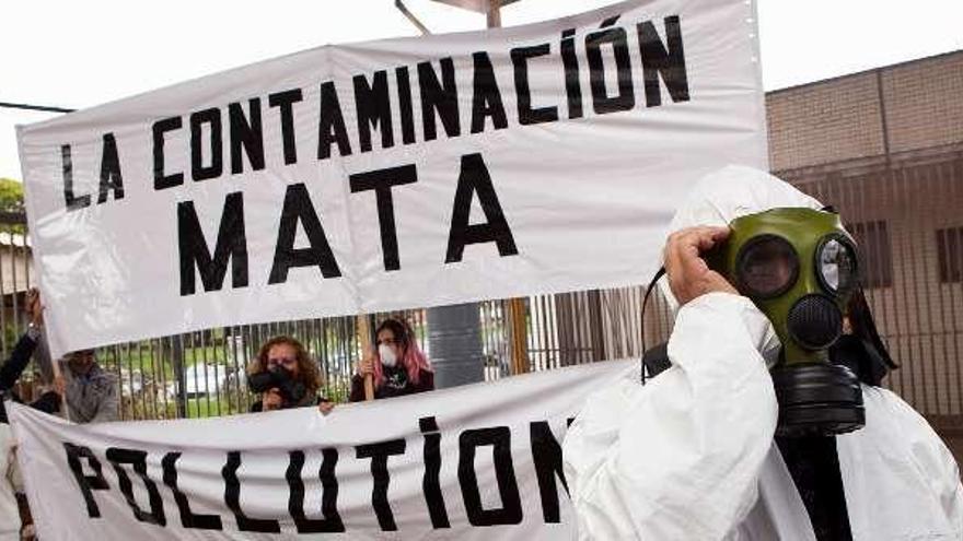 Vecinos en una protesta en el Lauredal.