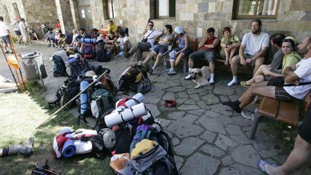 Colas para entrar a uno de los albergues del Camino, en O Pino.  // Xoán Álvarez