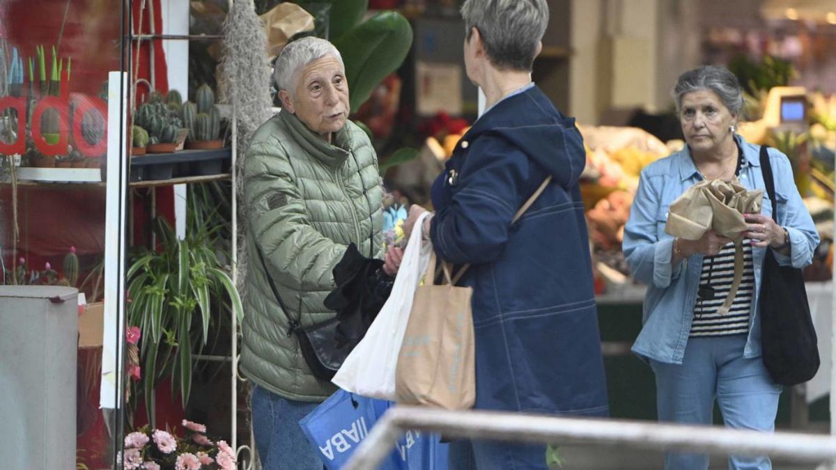 Tres mujeres mayores, conversan en una calle de Vigo.