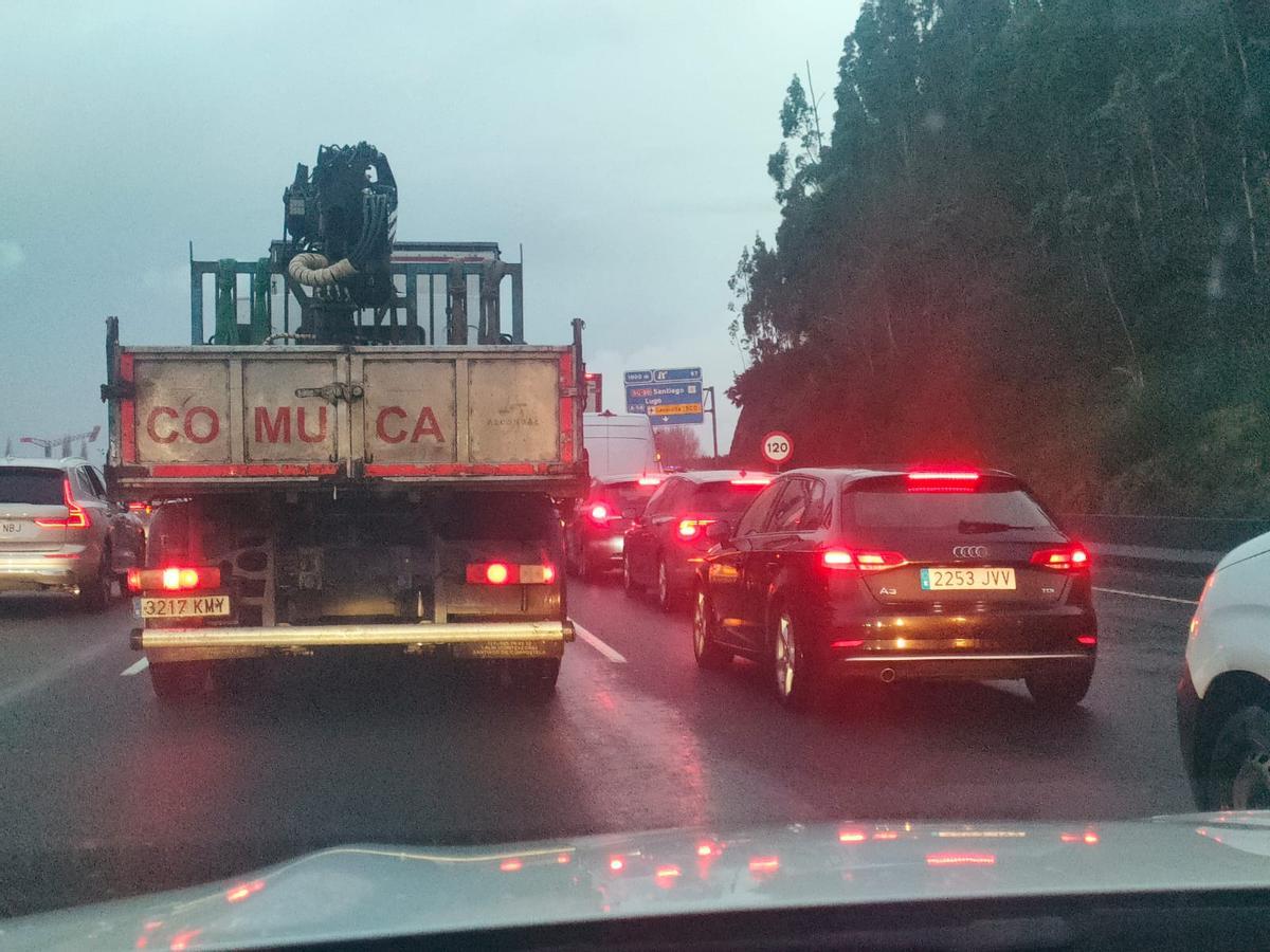 Retenciones de tráfico tras el accidente múltiple con heridos ocurrido en la mañana de este viernes en la AP-9, a la altura de la salida de San Lázaro