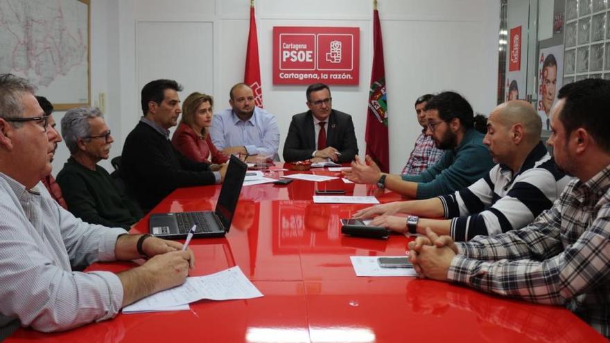 Dirigentes del PSOE se reúnen con trabajadores de Sabic