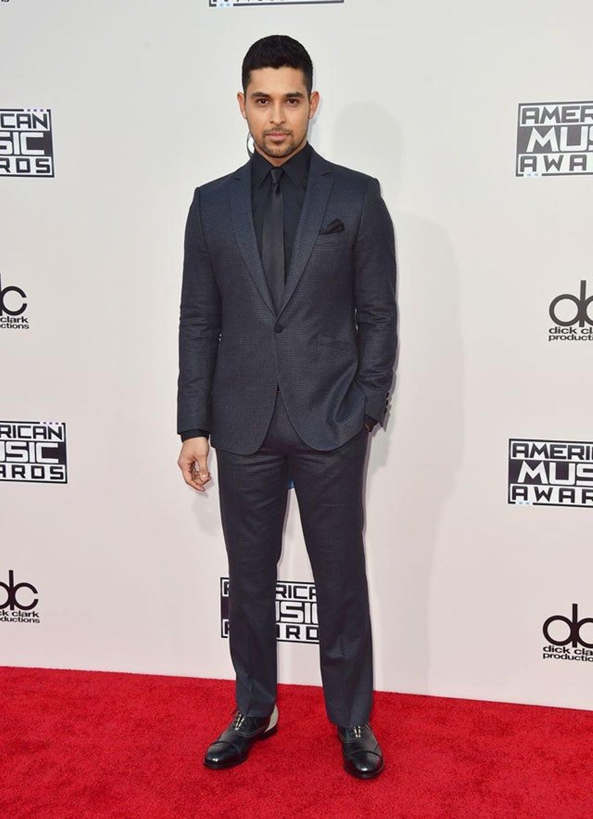 Wilmer Valderrama, de John Varvatos, en la alfombra roja de la gala de los AMAs 2015.