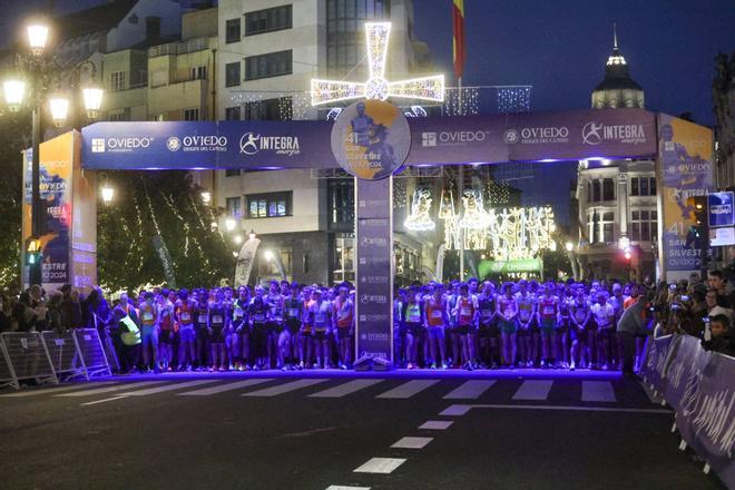 EN IMÁGENES: Alejandro Onís y Mariam Benkert saltan del segundo al primer puesto en la San Silvestre de Oviedo