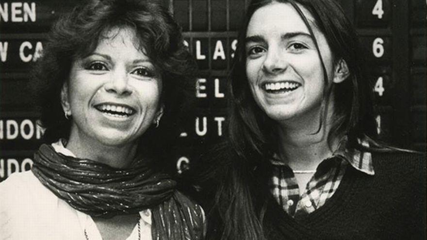 Isabel Allende y su hija, Paula, fallecida en 1992.